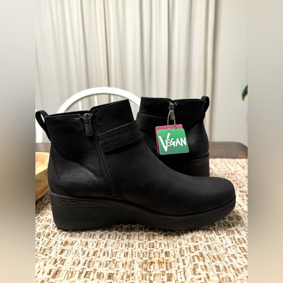NWT Skechers Water Resistant Mid Wedge Ankle Bootie Size 10 - Picture 4 of 9